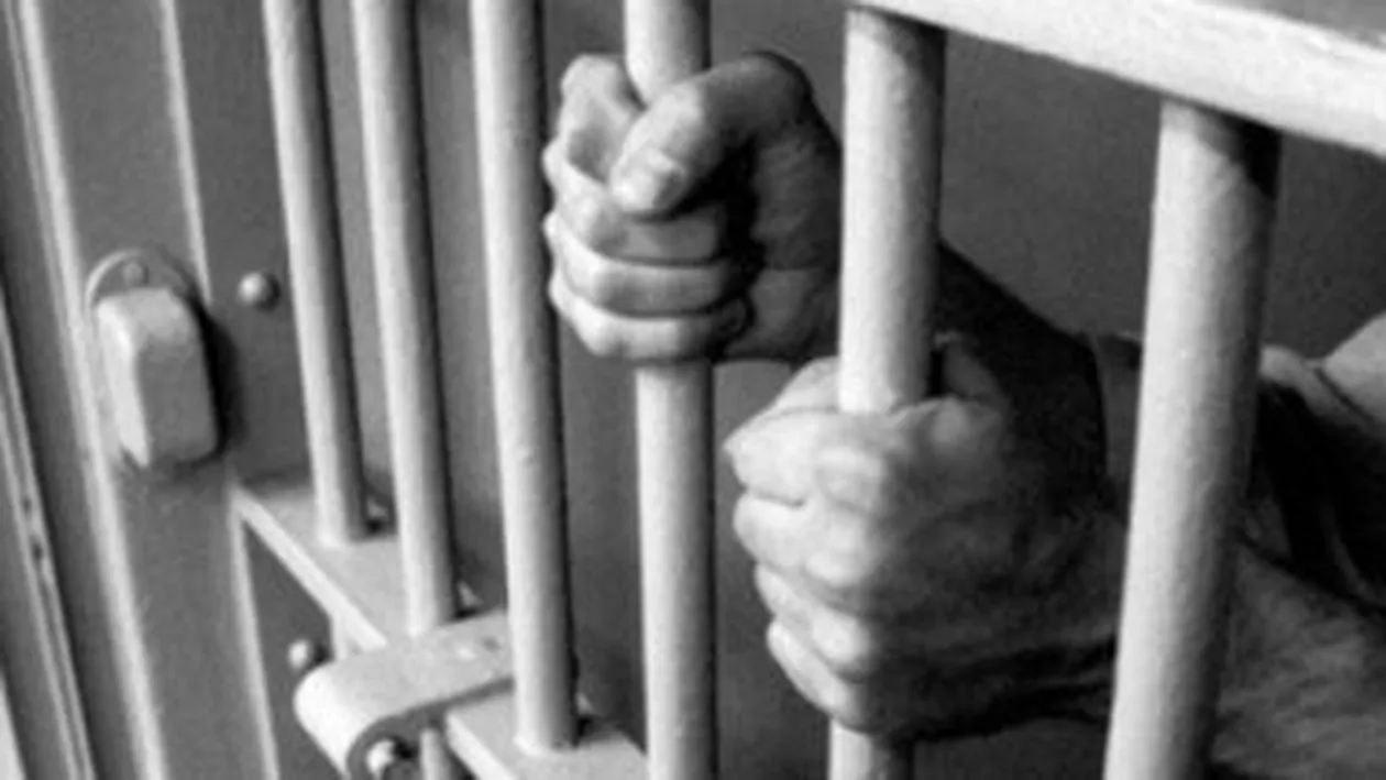 Un tânăr condamnat la 21 de ani de închisoare s-a sinucis în Penitenciarul Bacău