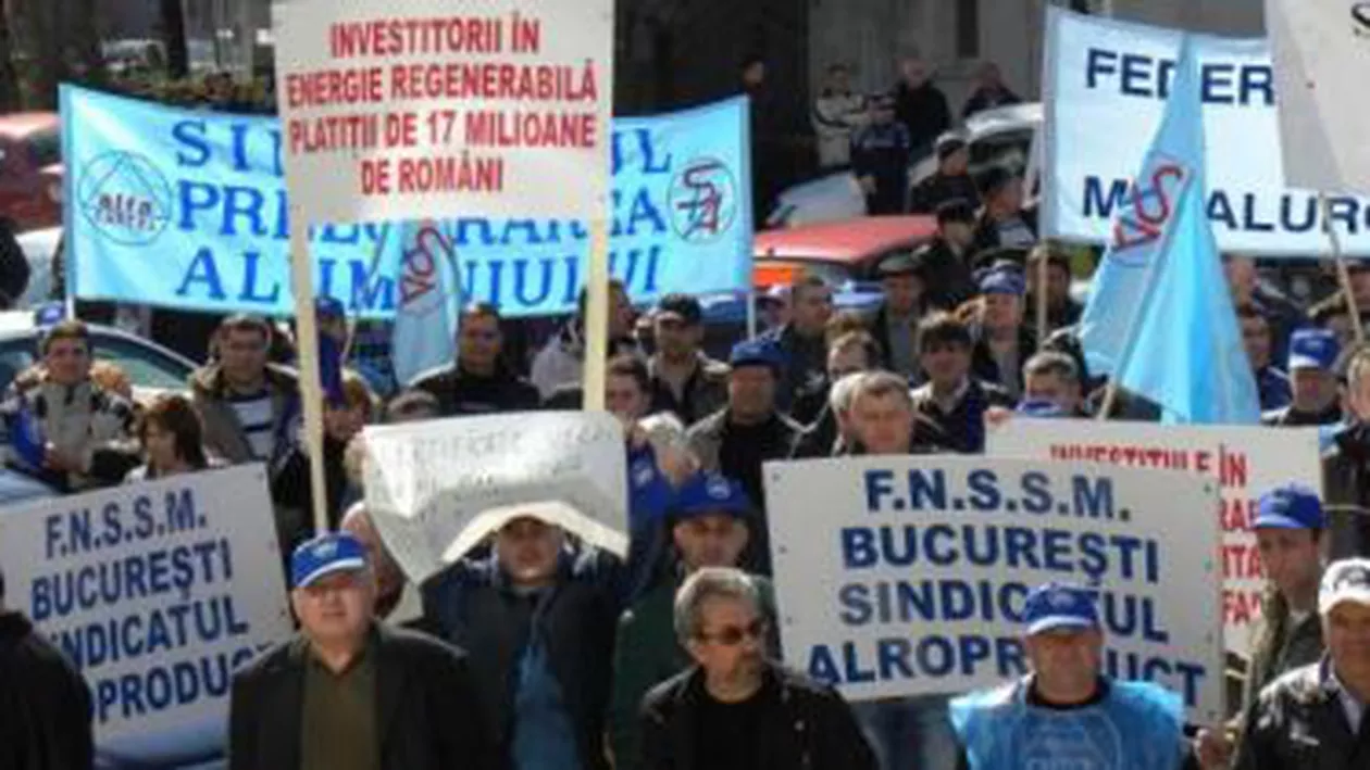 Peste 150 de sindicaliști ai federațiilor din industrie au pichetat sediul Curții Constituționale: Protestele continuă joi la Guvern