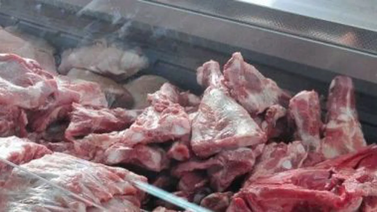 Brașov: Zece tone de carne de porc expirată din luna august a anului trecut, descoperite într-un depozit din Ghimbav