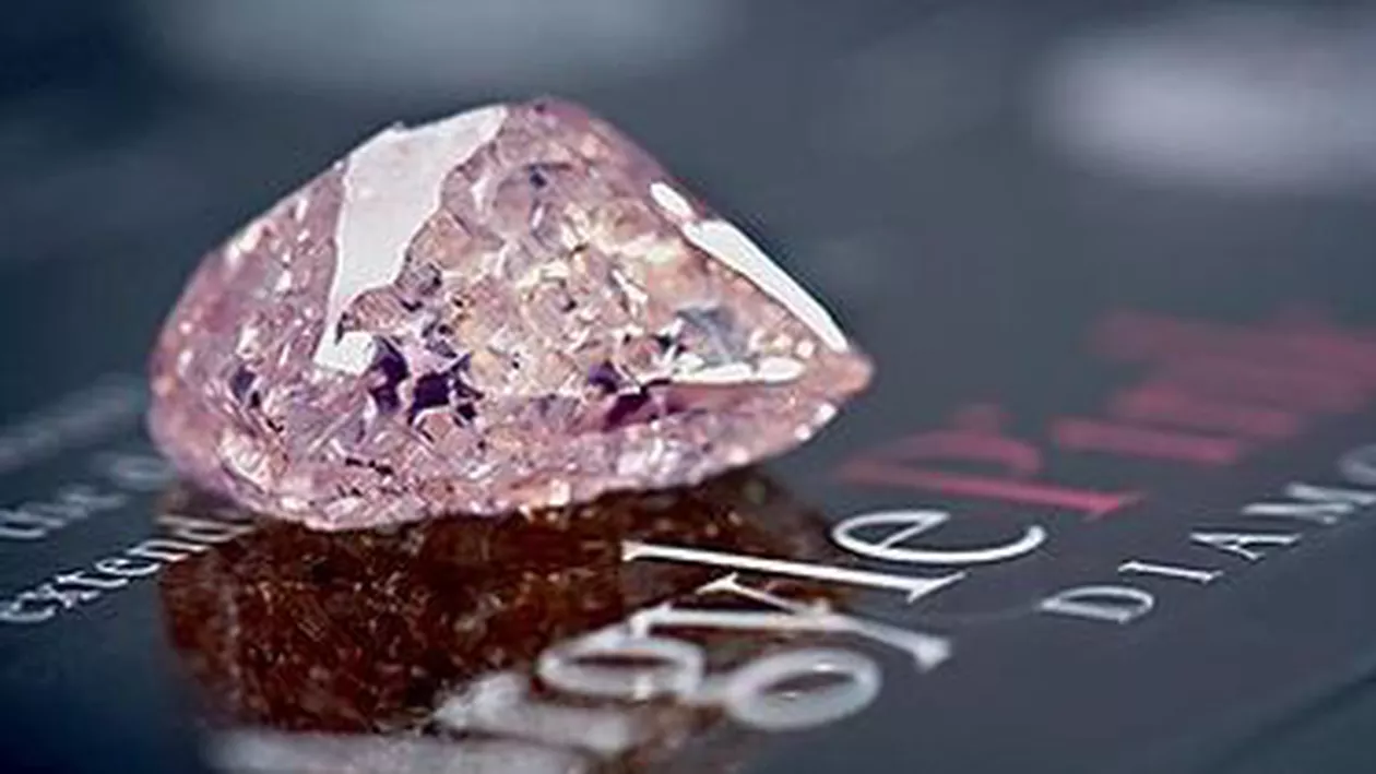 Studiu realizat pe un diamant rar: Mantaua terestră conține importante cantități de apă