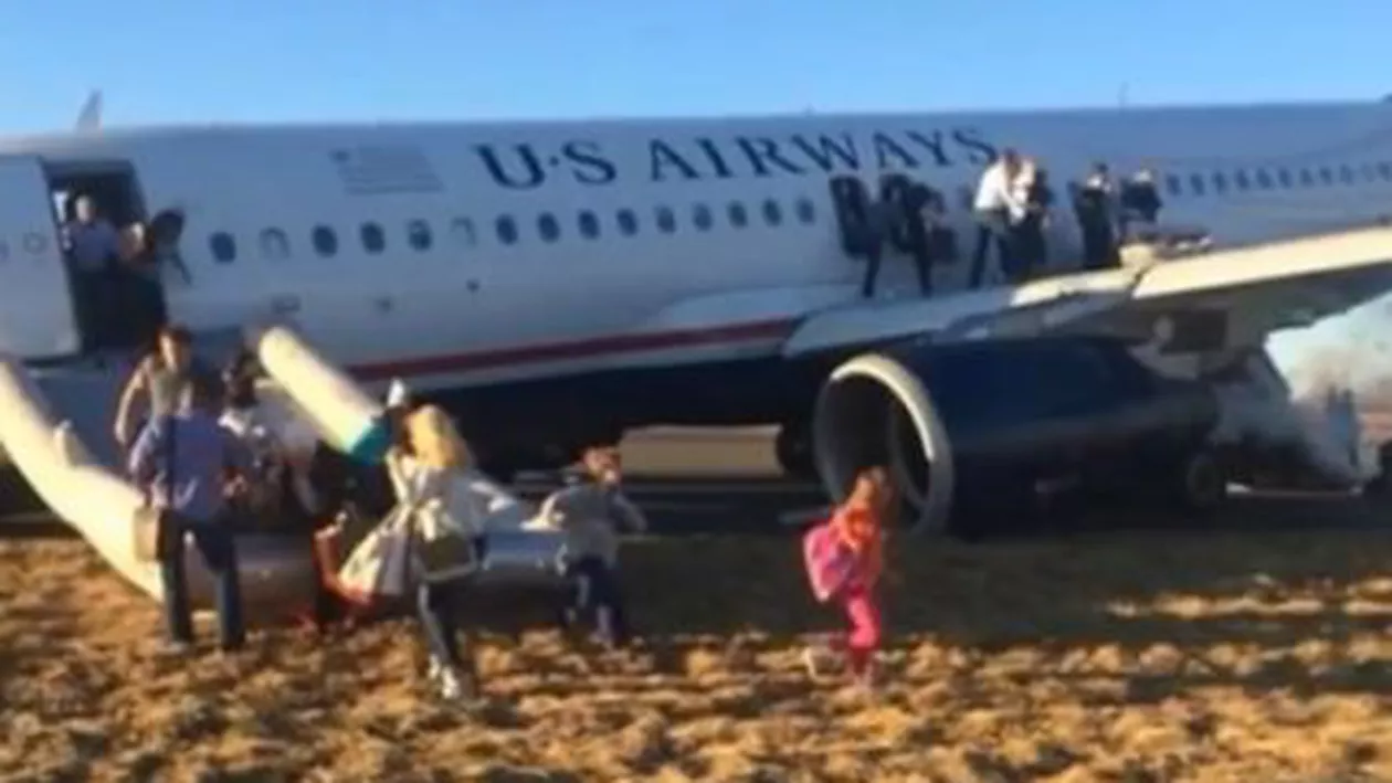 Decolare eșuată pe aeroportul din Philadelphia, după ce o roată a explodat: Pasagerii, evacuați pe tobogan (VIDEO)