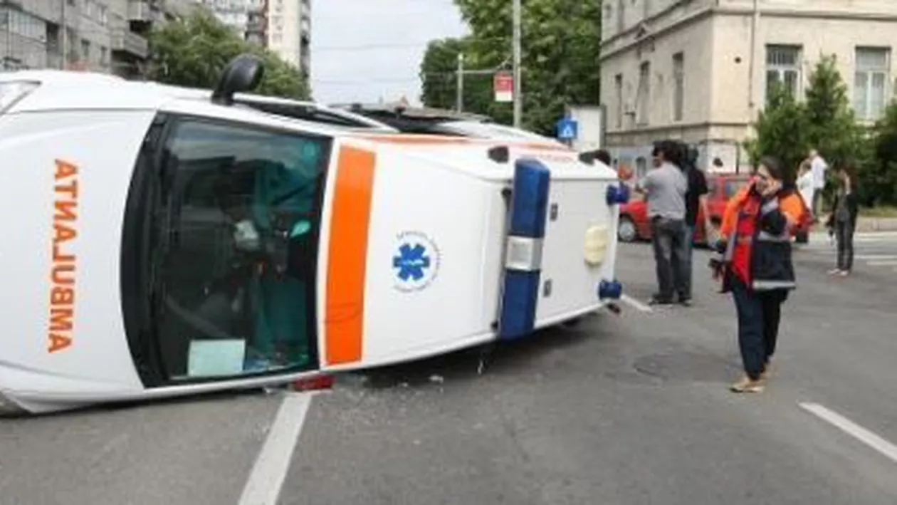 O ambulanță s-a răsturnat în București după ce a fost lovită de un autoturism