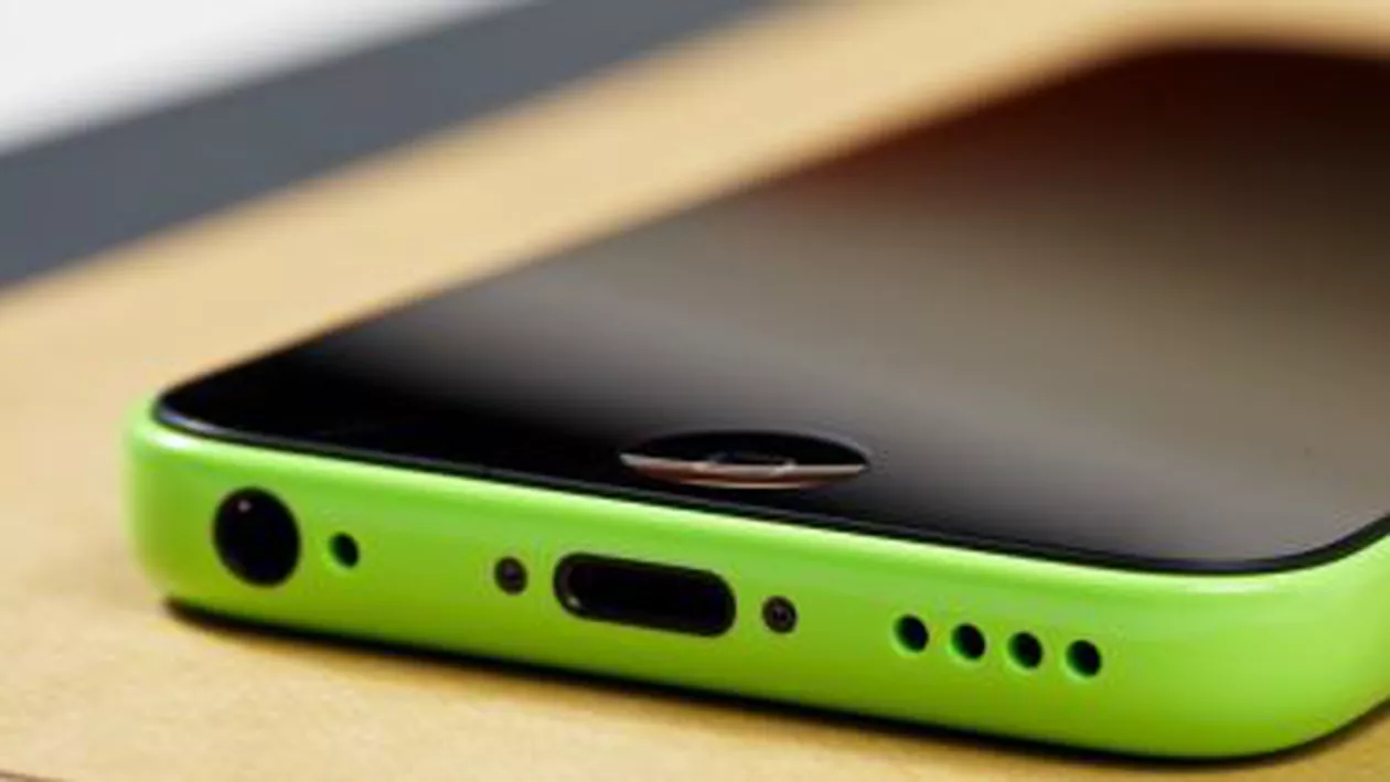 Apple a lansat o variantă mai ieftină a iPhone 5c, cu mai puțină memorie