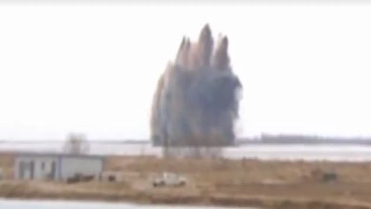 Chinezii au bombardat fluviul Galben pentru a sparge gheața formată la suprafața acestuia (VIDEO)