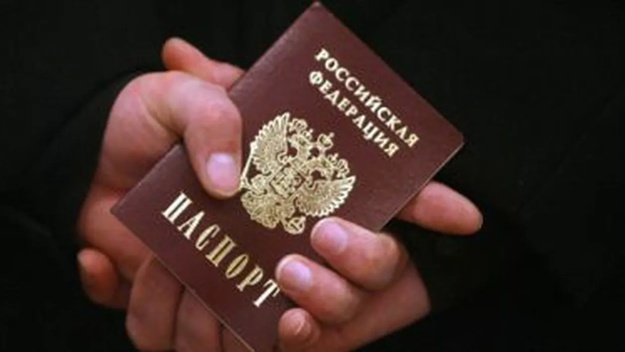 Administrația rusă a început să elibereze pașapoarte rusești cetățenilor din Crimeea