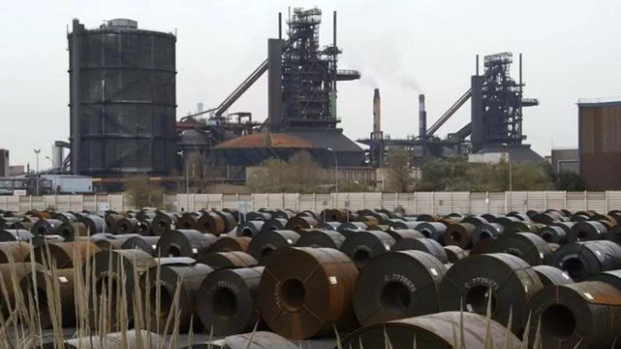 Hunedoara: Un muncitor a murit şi altul a fost rănit grav după ce profile metalice au căzut peste ei