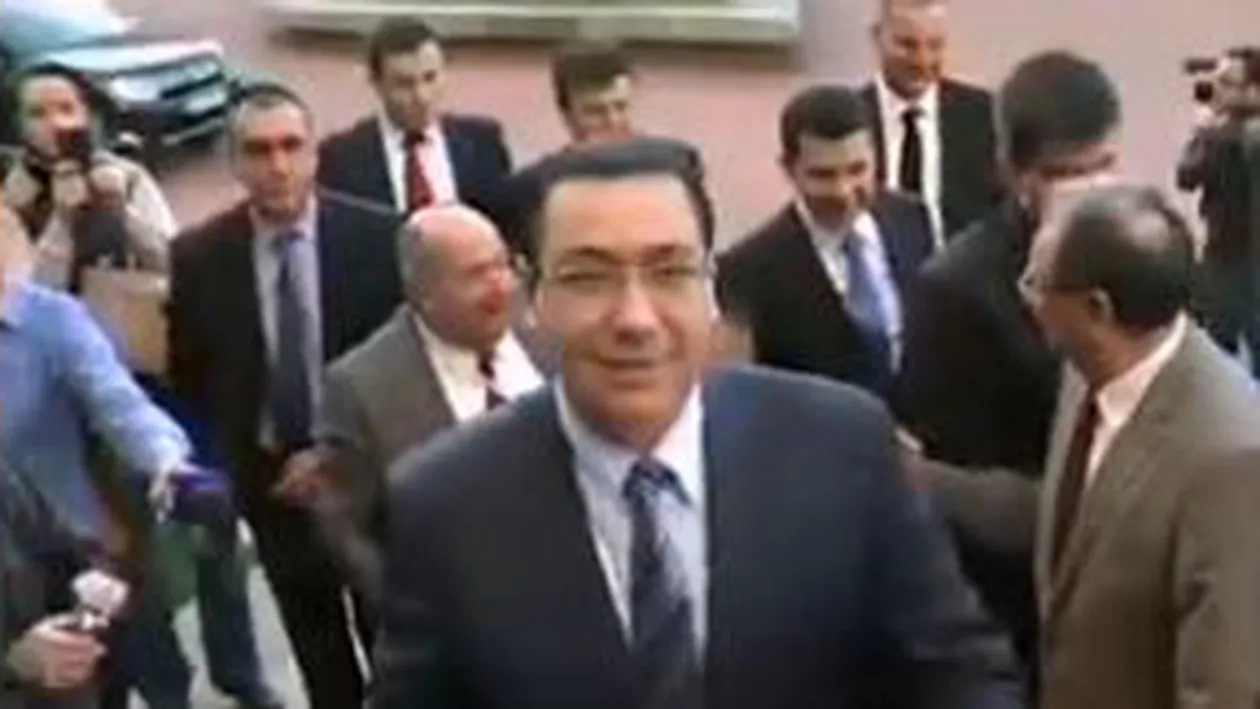 Victor Ponta, întâmpinat la Pitești cu huiduieli: Premierul, întrebat de milionul de locuri de muncă (VIDEO)