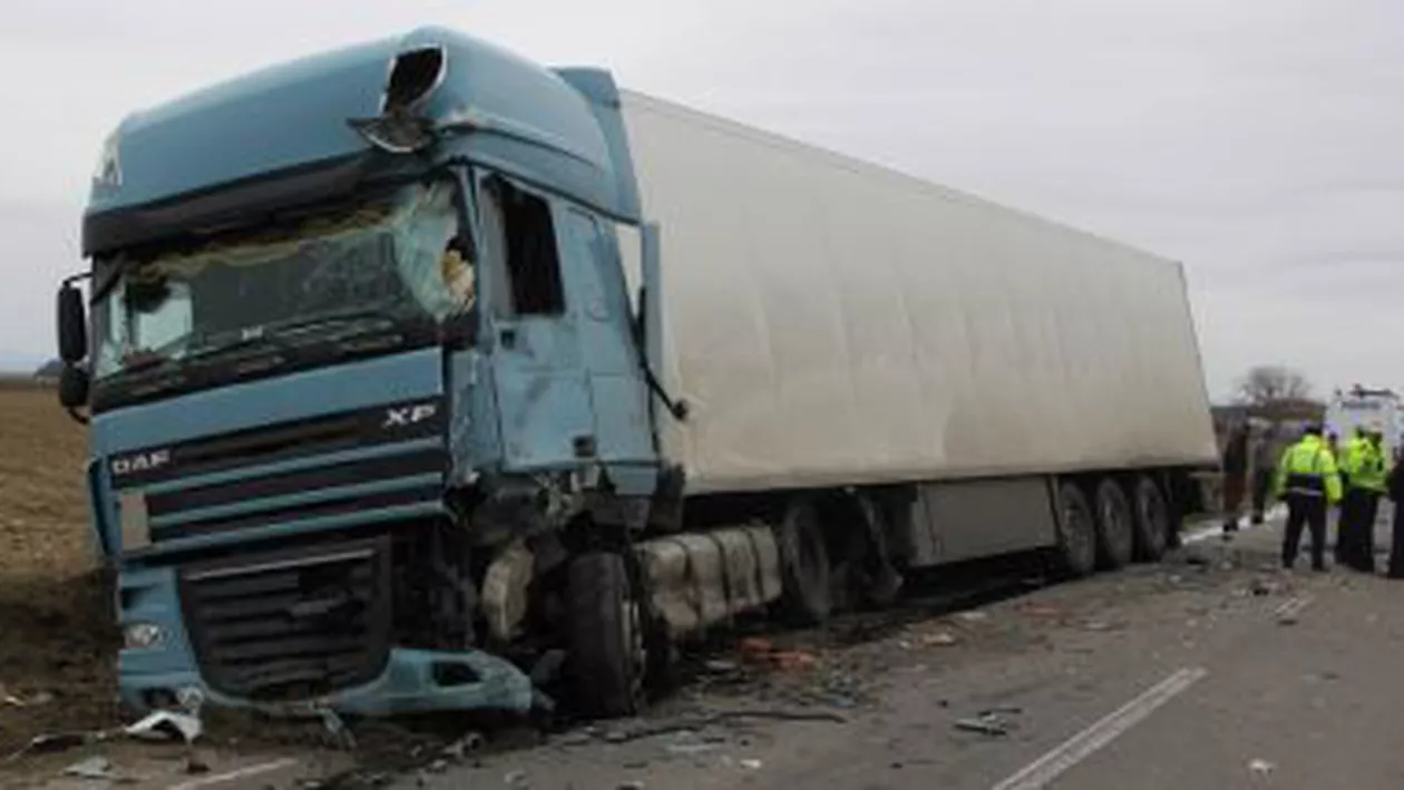 Trei persoane au fost rănite în Reșița, unde un tir a lovit un taxi și s-a oprit apoi într-un bloc de locuințe