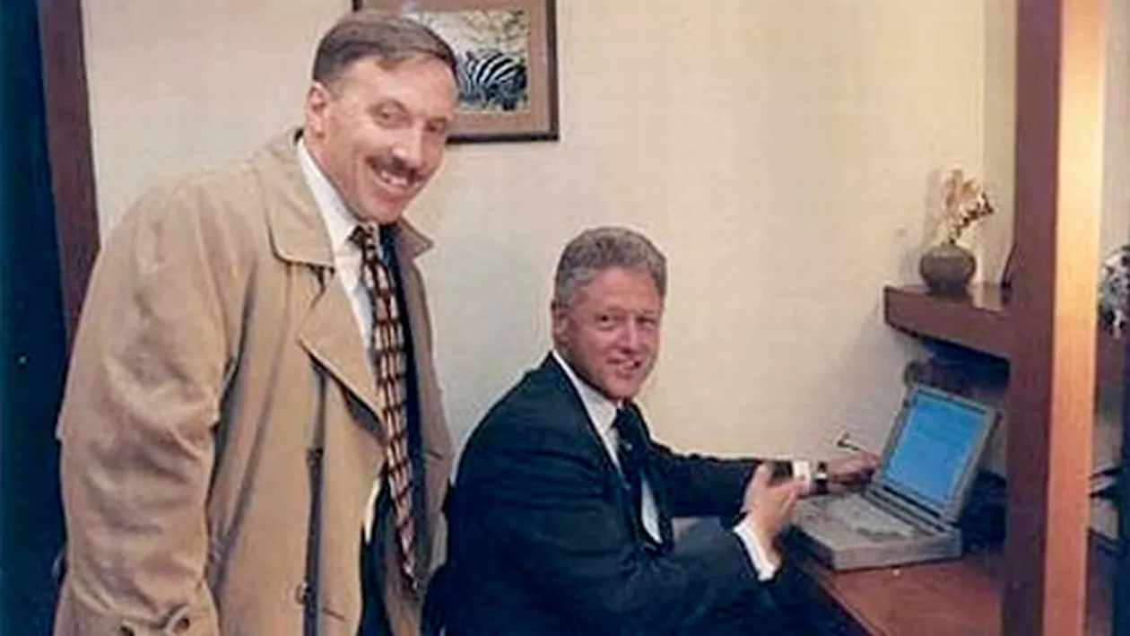 Laptopul pe care Bill Clinton a scris primul său e-mail la Casa Albă, scos la licitaţie