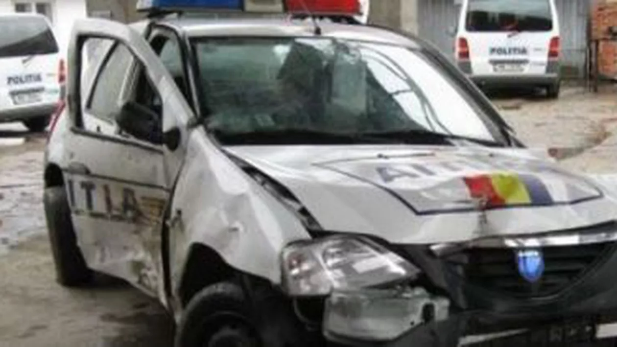 Trei polițiști au fost răniți în Timiș: Autospeciala în care se aflau a ajuns pe contrasens și s-a ciocnit de o mașină care circula regulamentar