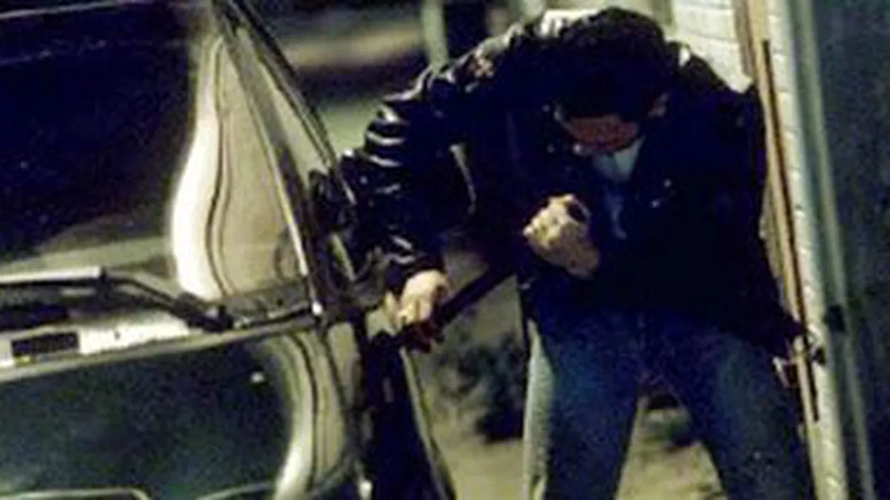 Adolescent de 16 ani din Petroșani, cercetat pentru 33 de furturi din autoturisme