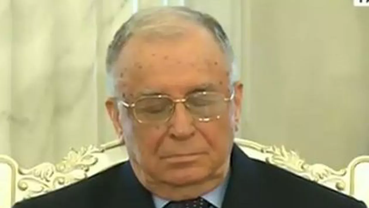 Ion Iliescu a ațipit în timpul discursului președintelui Traian Băsescu de la Palatul Cotroceni (VIDEO)