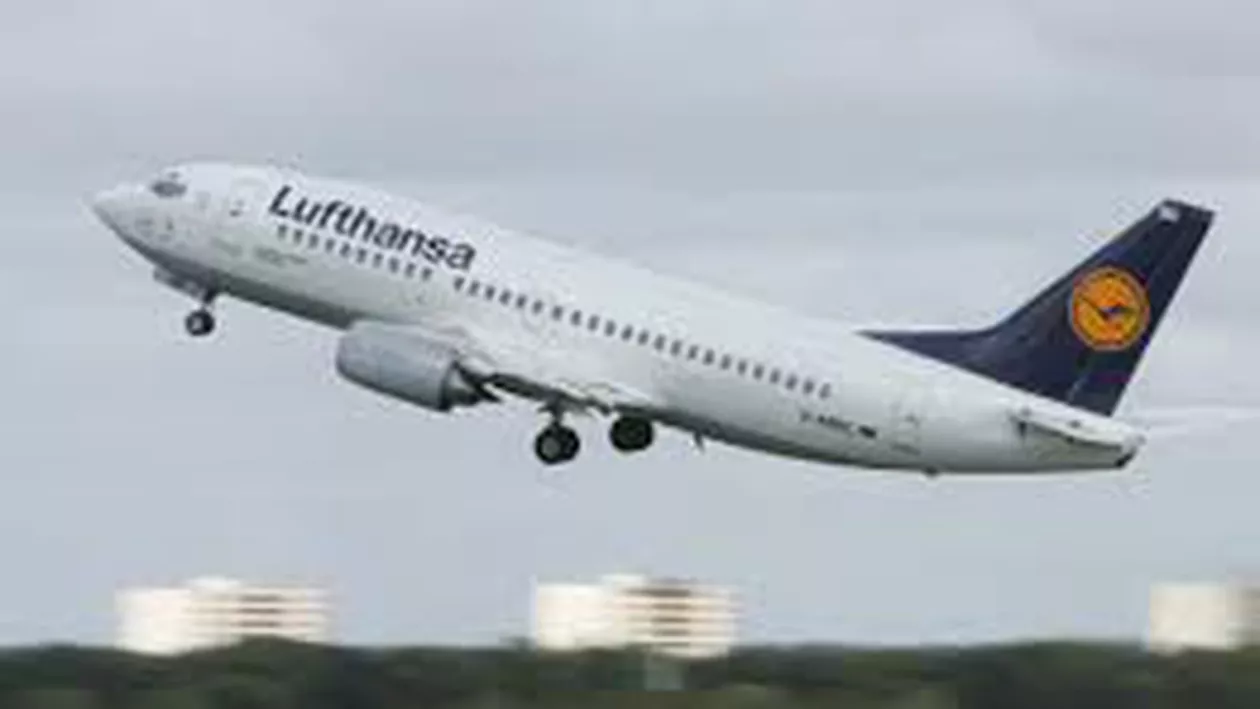 Însoţitoare de bord la Lufthansa, amenințată cu un obiect tăios de către un pasager: Pilotul a întors avionul din drum