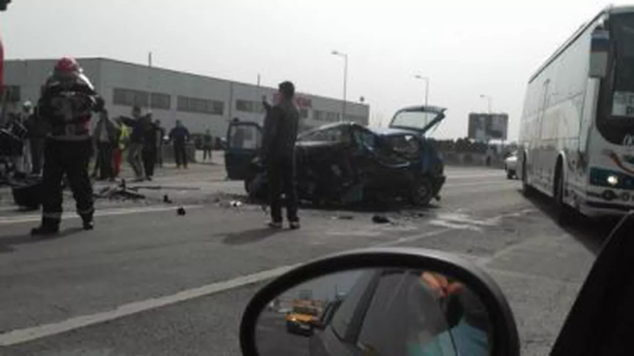 Un bebeluș a murit, iar o femeie a fost grav rănită, după ce două mașini s-au ciocnit frontal la intrarea în Timișoara