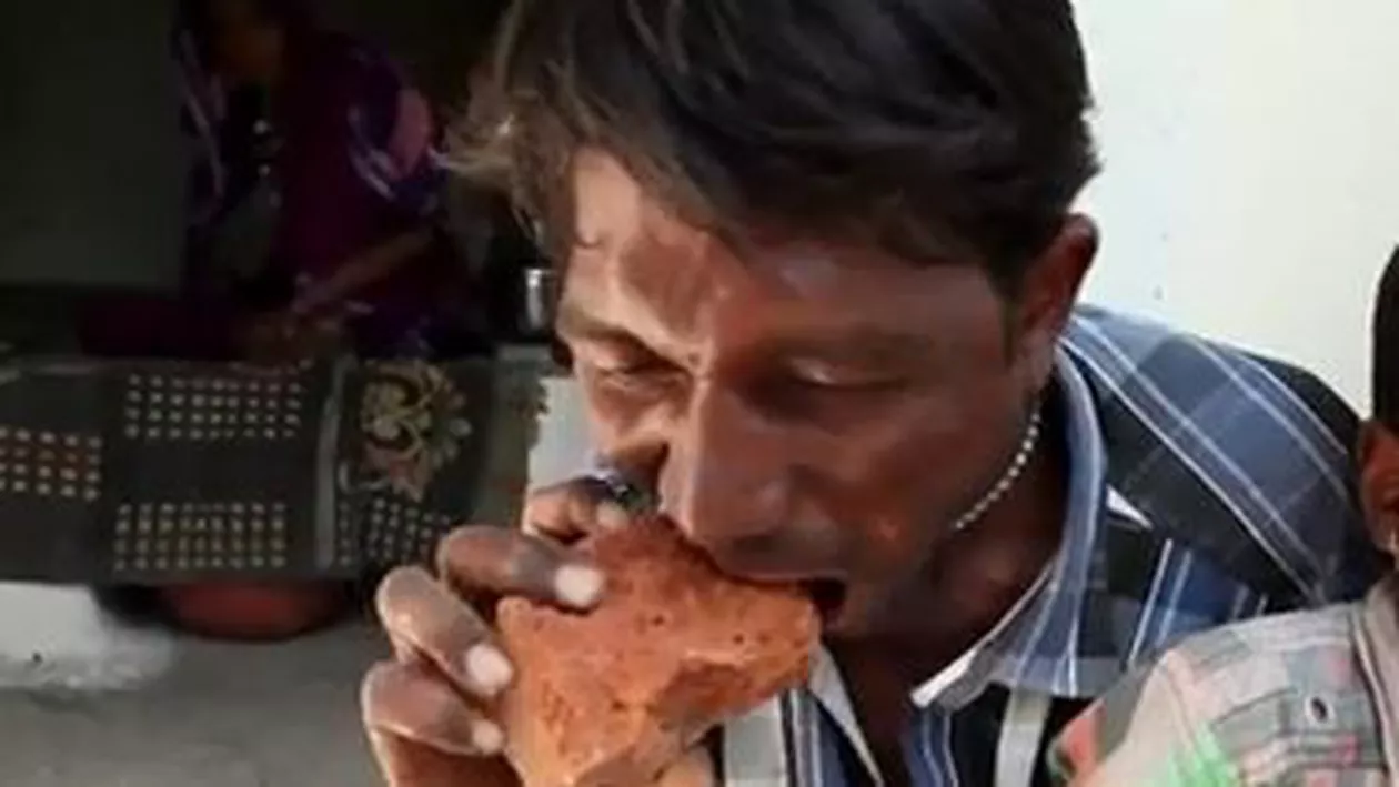Un bărbat din India este dependent de cărămizi, pietriș și noroi: ”Nu pot să mănânc altceva” (VIDEO)