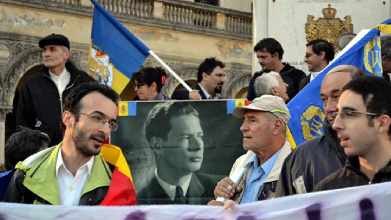 Cluj: Peste 300 de persoane au participat la un marş regal, cerând o Constituţie monarhică
