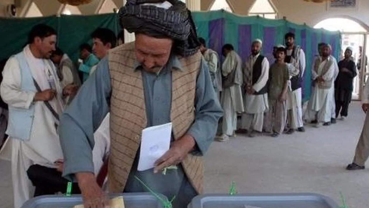 Cei trei candidaţi favoriţi în alegerile prezidenţiale din Afganistan evocă "fraude" şi "nereguli"