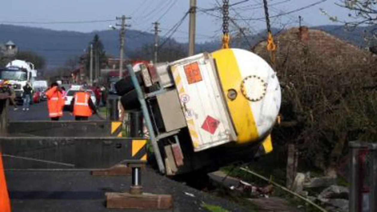 Accident cu o cisternă încărcată cu GPL în Timiș: Două persoane au fost rănite