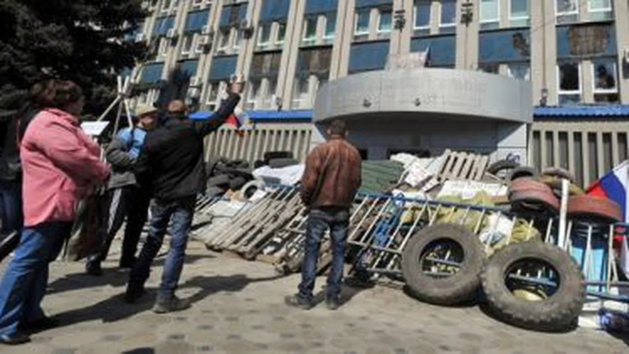 Aproximativ 60 de persoane sunt sechestrate de activiști proruși în sediul unei instituții din Lugansk