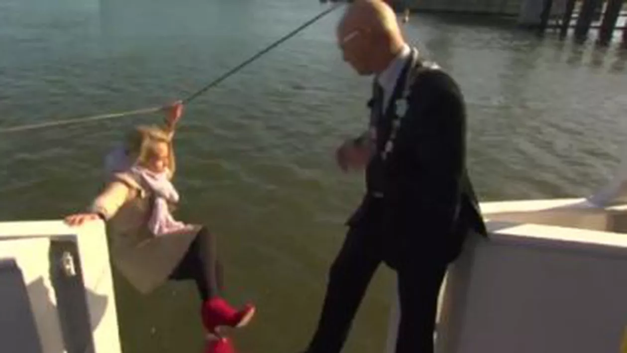 O reporteriță din Olanda a căzut dintr-o barcă în timpul unui interviu (VIDEO)