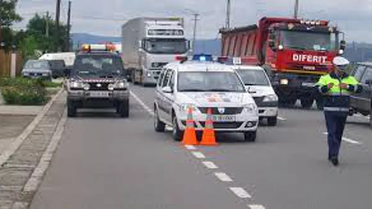 Arad: Accident în lanț pe DN 7. Trei mașini au căzut de pe un trailer