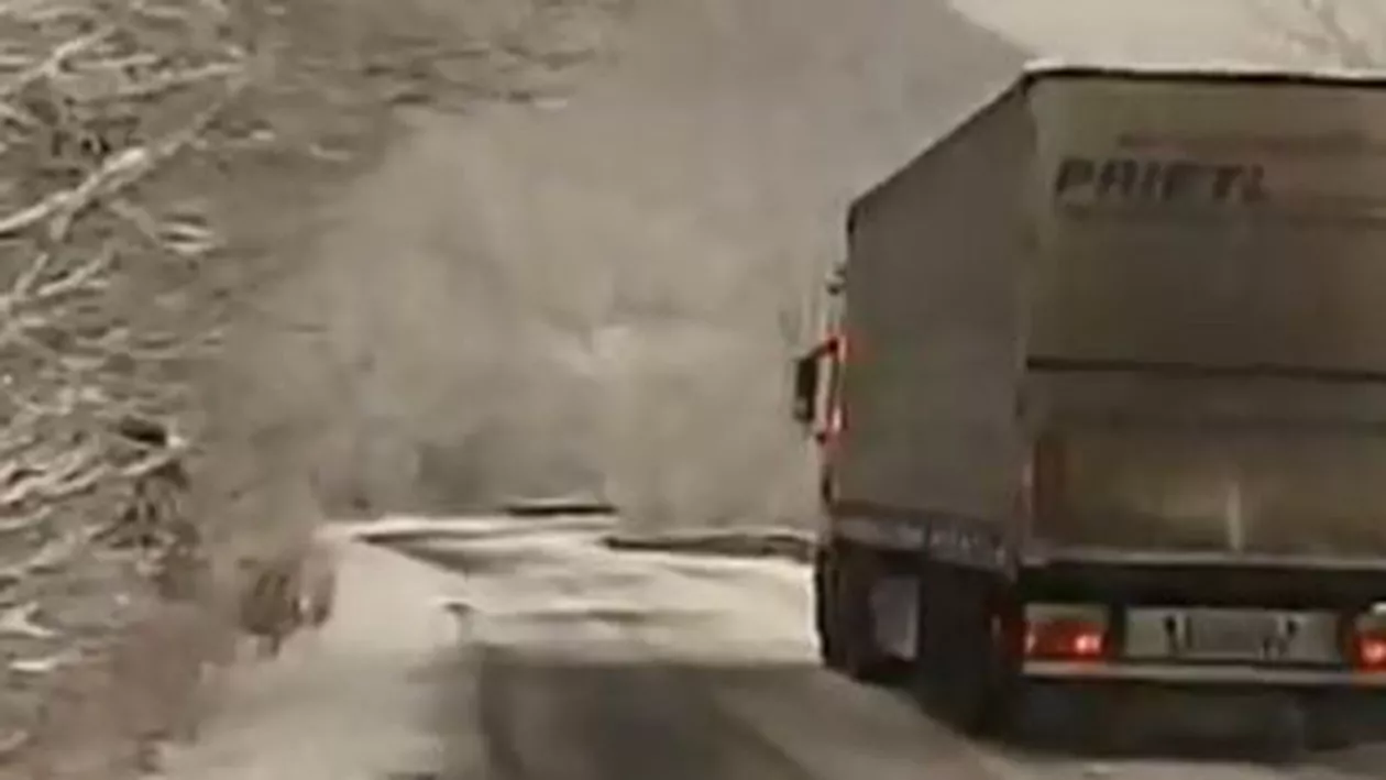 Trafic îngreunat în Suceava și Harghita, din cauza zăpezii de pe carosabil