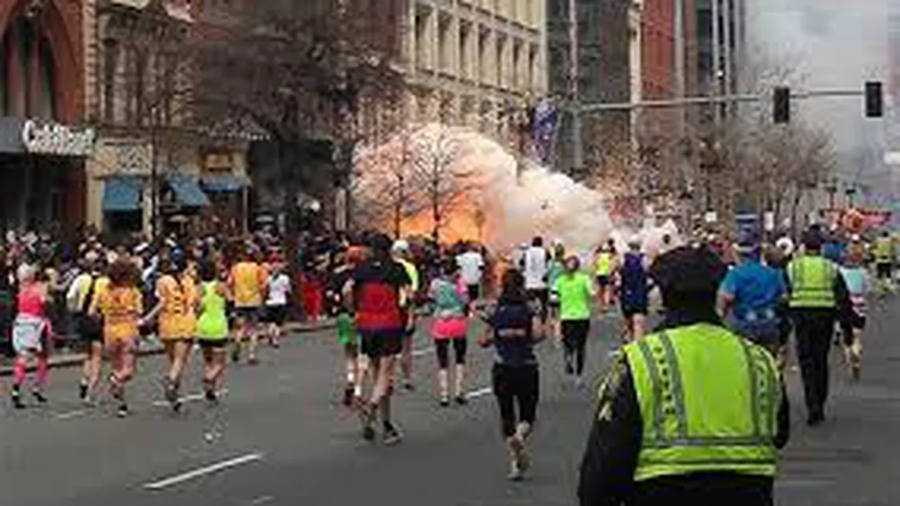 Locuitorii din Boston comemorează marţi un an de la atentatele comise în timpul maratonului