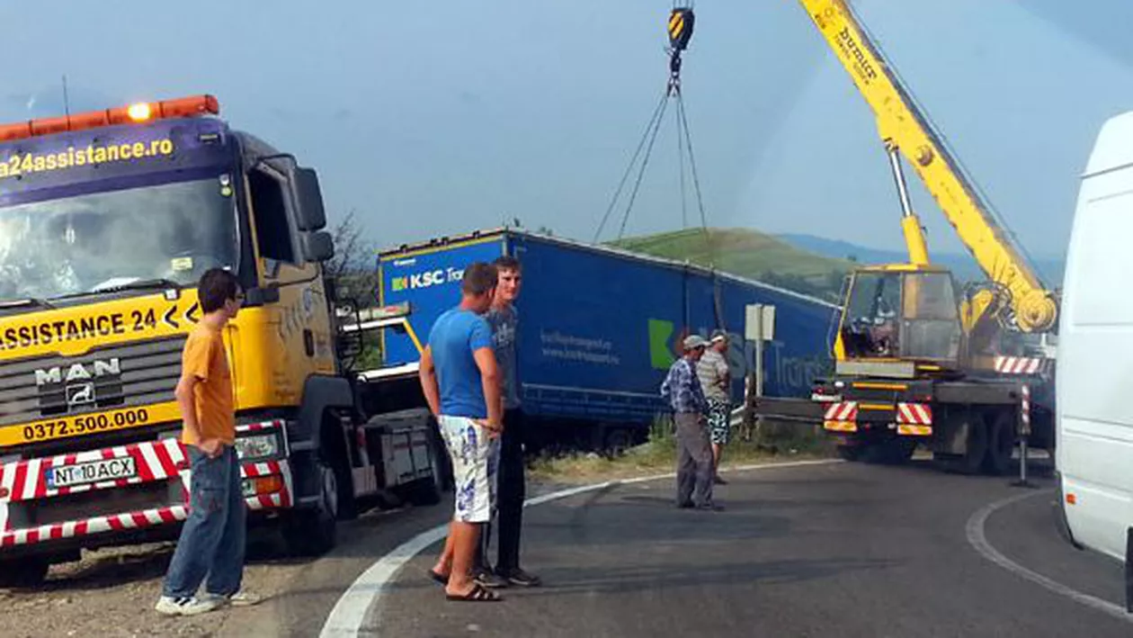 Bacău: O autocisternă cu clorură feroasă şi un autotren s-au ciocnit frontal, un şofer fiind rănit