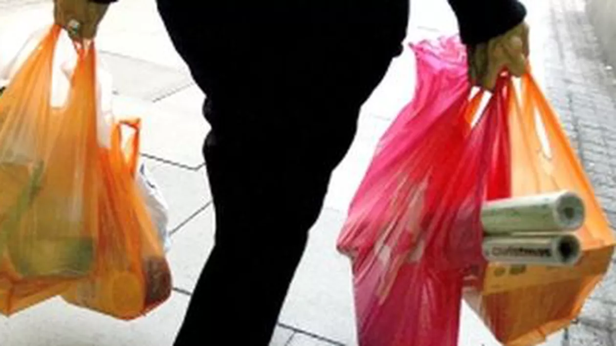 Statele din UE vor fi obligate să reducă utilizarea pungilor de plastic cu cel puțin 80% până în anul 2019