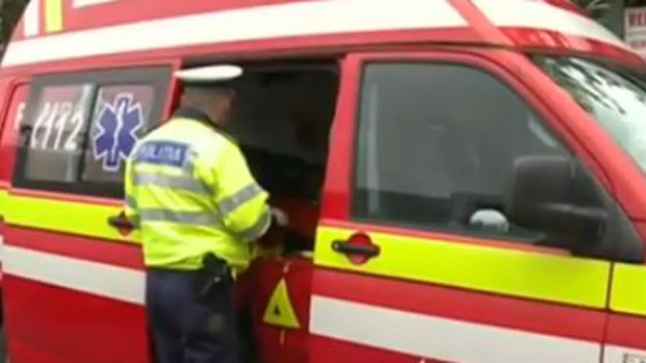 București: O femeie a fost lovită de o mașină după ce a leșinat pe marginea străzii (VIDEO)