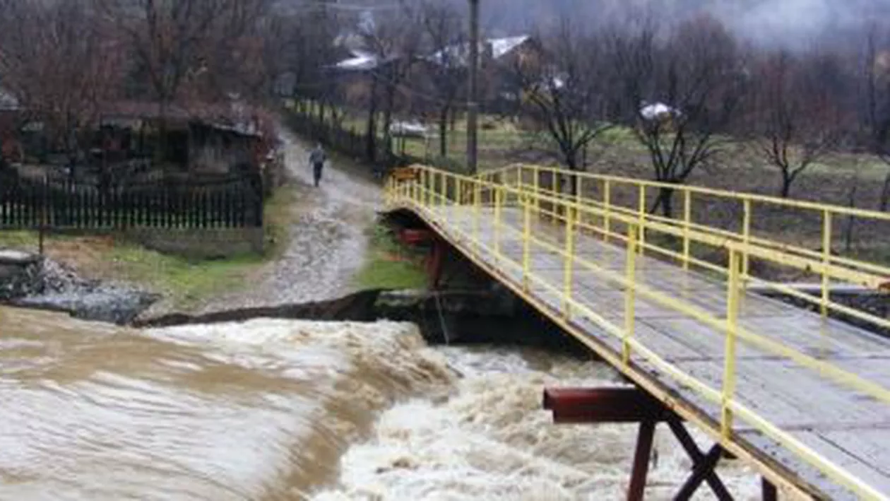 Avertizarea cod galben de inundații, prelungită pentru mai multe județe din vestul, sudul și estul țării (FOTO)