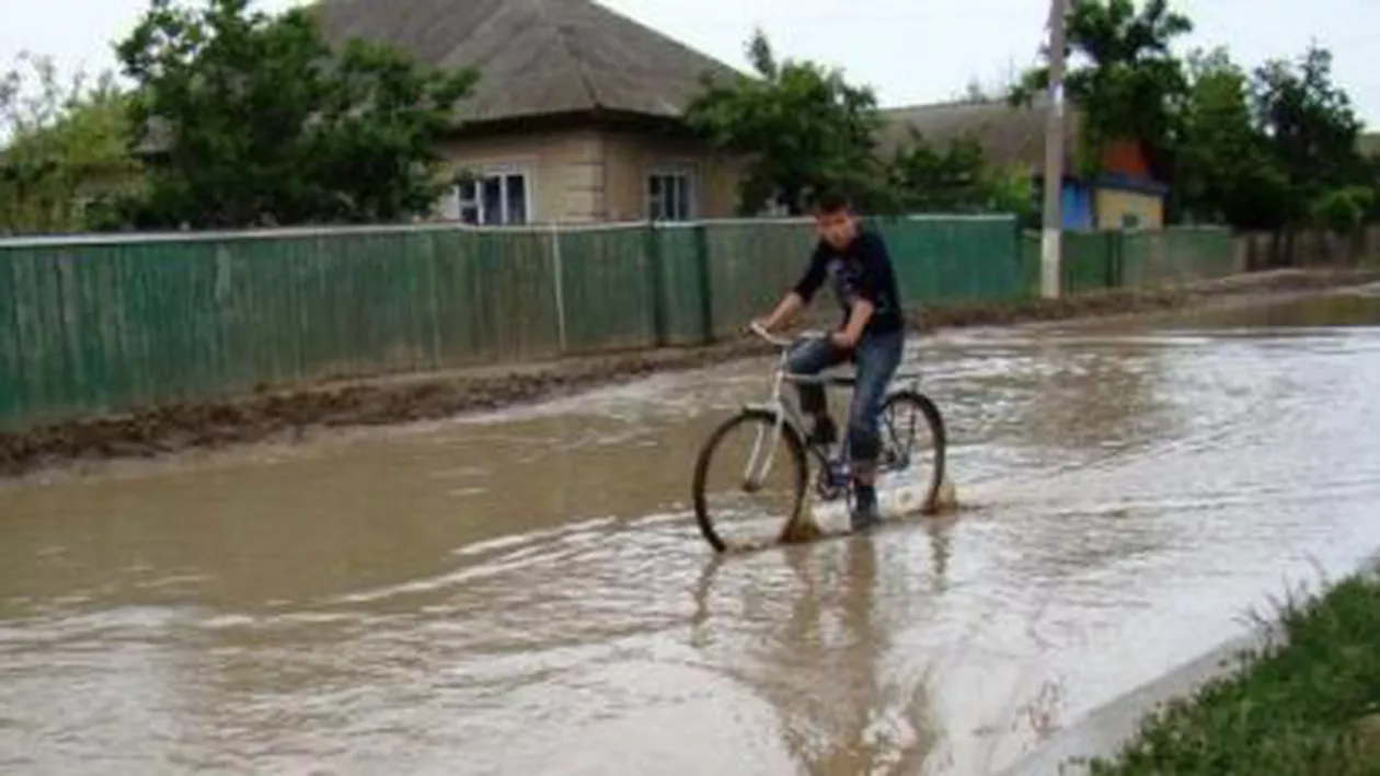 Inundații în județul Olt: 130 de curți, anexe și grădini, dar și 140 de hectare de pământ se află sub ape