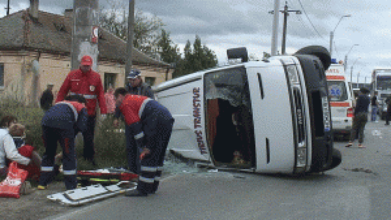 Arad: Microbuz acroşat de un TIR pe DN 7 şi proiectat pe câmp, doi pasageri fiind răniţi