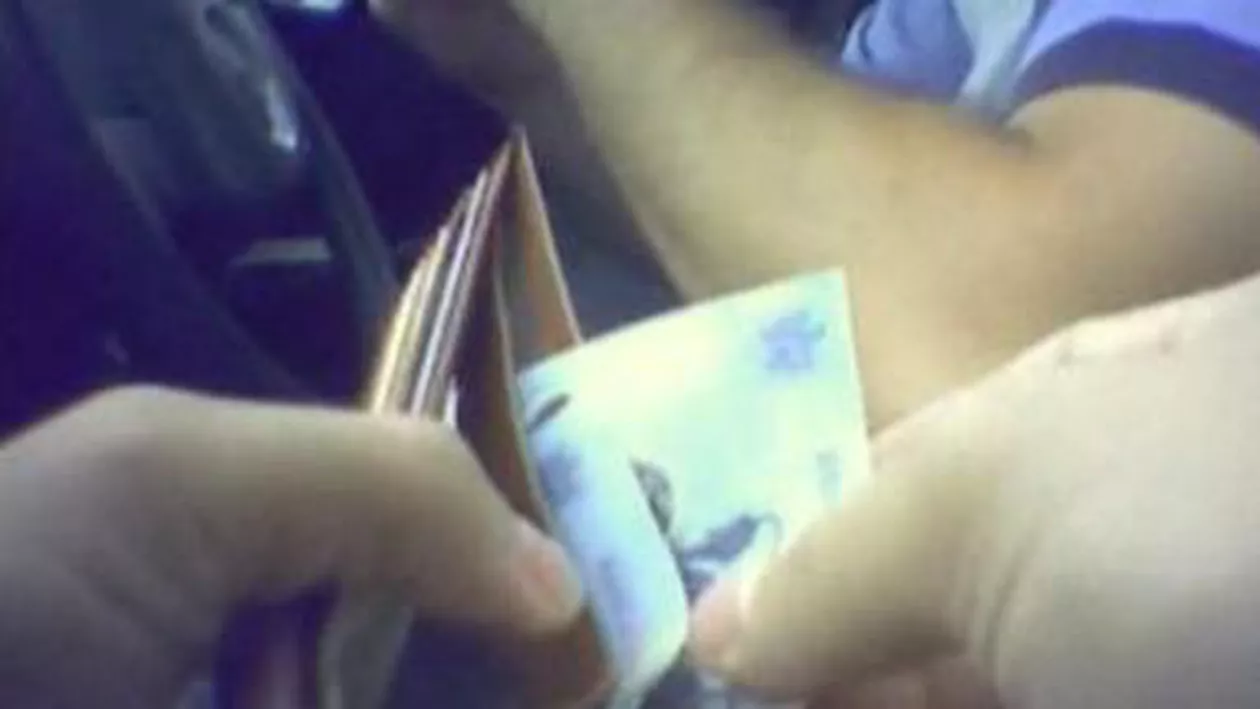 Comisar de poliție, prins în flagrant luând șpagă 500 de lei: Acesta a promis să ajute un bărbat cu un dosar în justiție