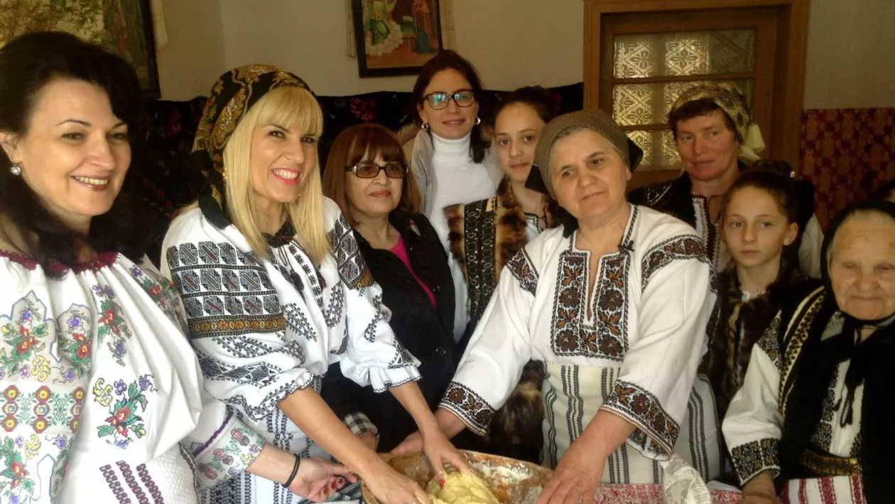 Elena Udrea, alături de gospodinele din Bucovina la pregătit cozonaci (FOTO)