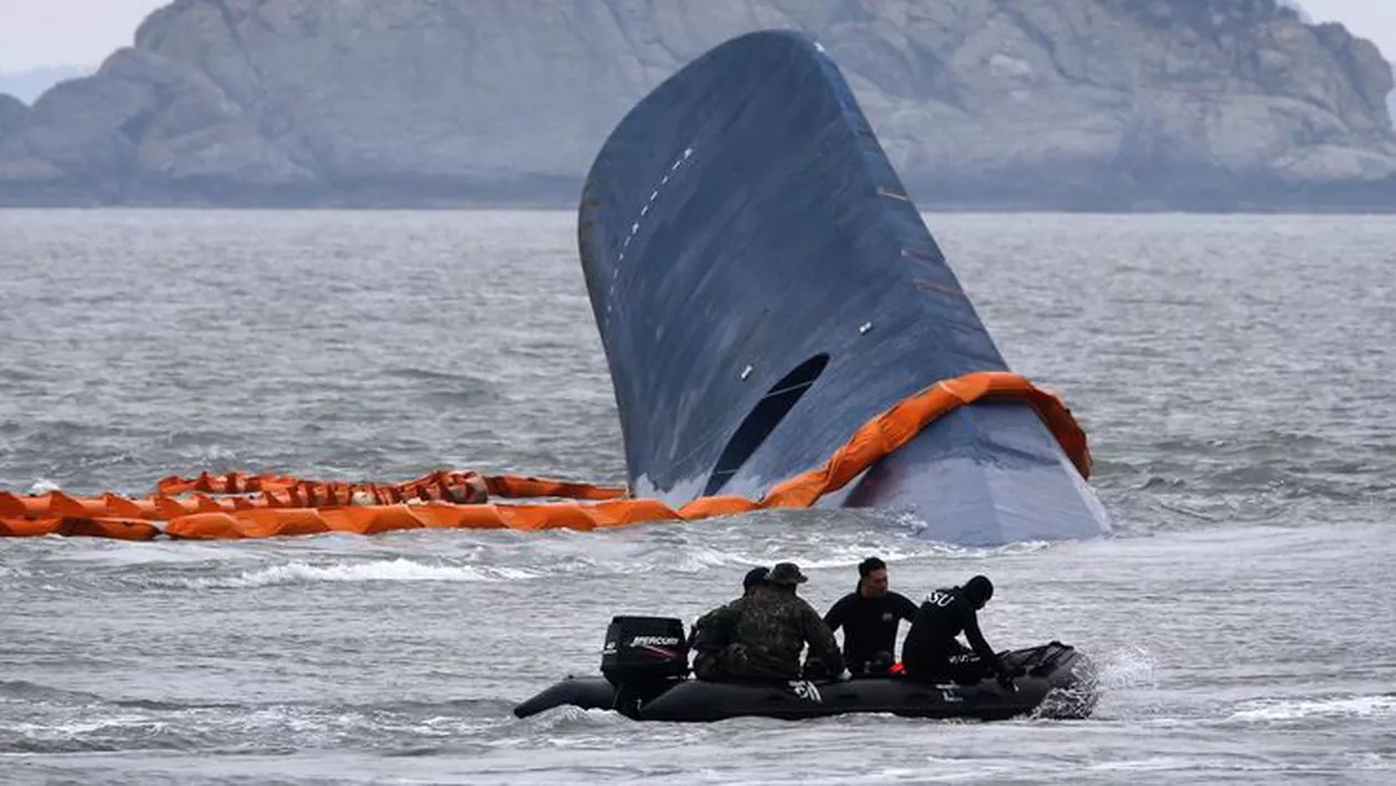 Scafandrii au scos 16 corpuri din epava feribotului naufragiat în Coreea de Sud