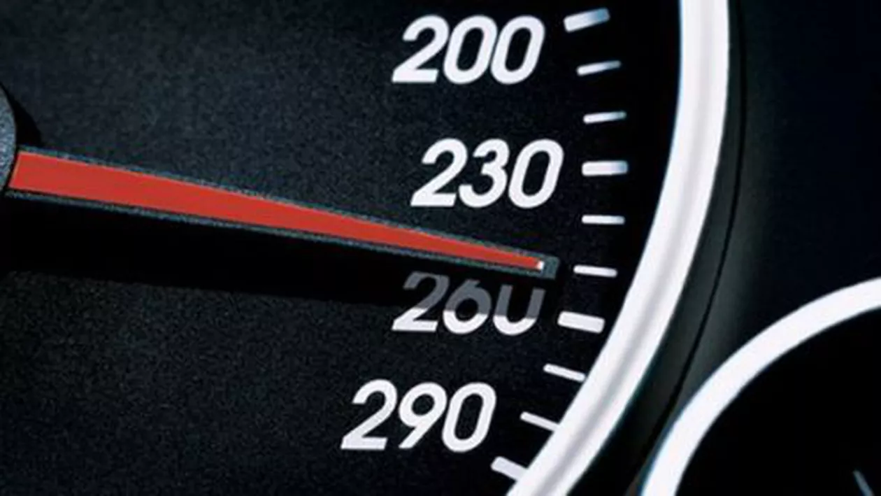 Un șofer a fost prins circulând cu 216 km/h pe autostrada A3