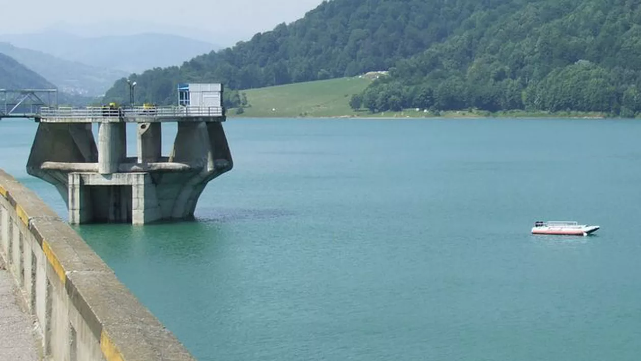 Prahova: Autorităţile iau în calcul evacuarea parţială a apei din barajul de la Paltinu, aproape plin din cauza ploilor