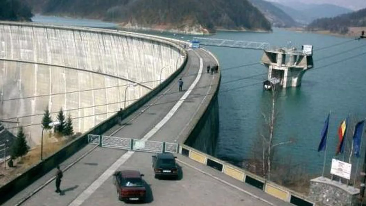 Autoritățile prahovene evacuează controlat apă din barajul de la Paltinu, aproape plin