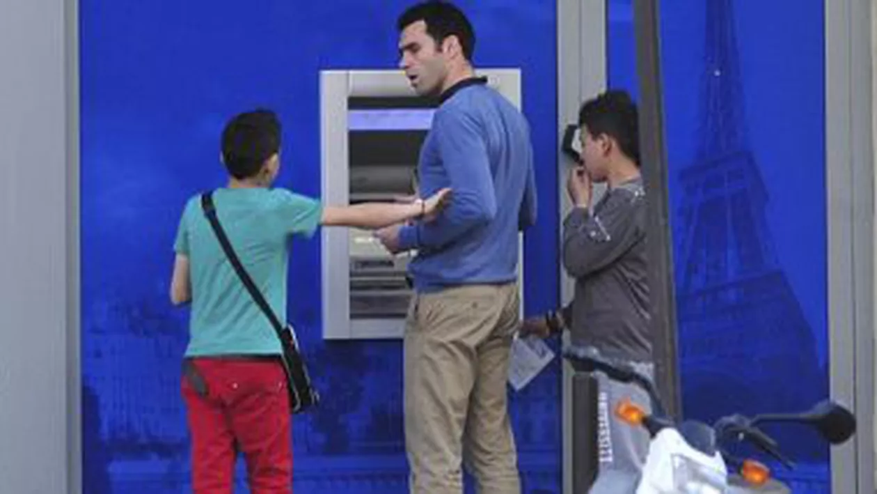 Franța: Copiii romi iau cu asalt oamenii care fac retrageri de la bancomatele din Paris