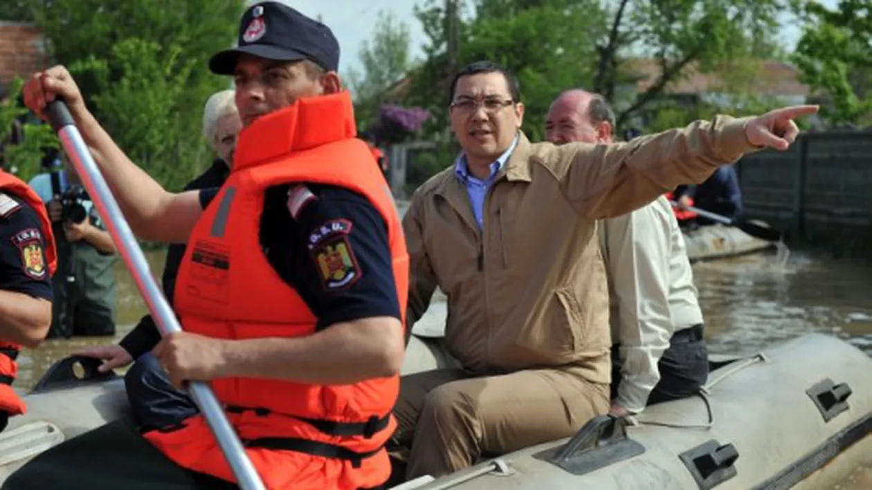 Imaginile cu Ponta plimbat cu barca în apa care nu depăşea 20 de centimetri, promovate chiar de site-ul Guvernului!