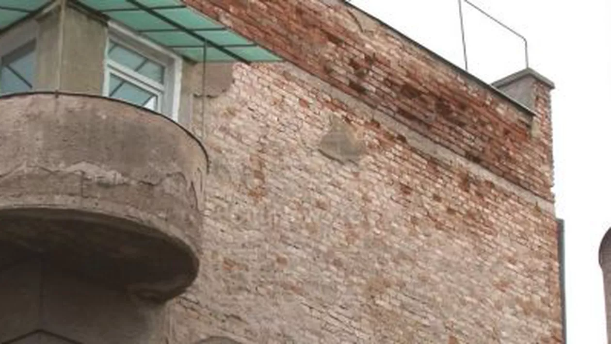 Amendă de 2.500 de lei pentru asociația de proprietari a blocului de pe care a căzut bucata de tencuială care a rănit o femeie