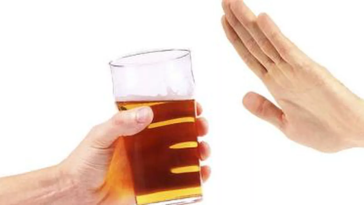 Studiu: Persoanele care renunță o lună la alcool își îmbunătățesc calitatea somnului și reduc nivelul colesterolului
