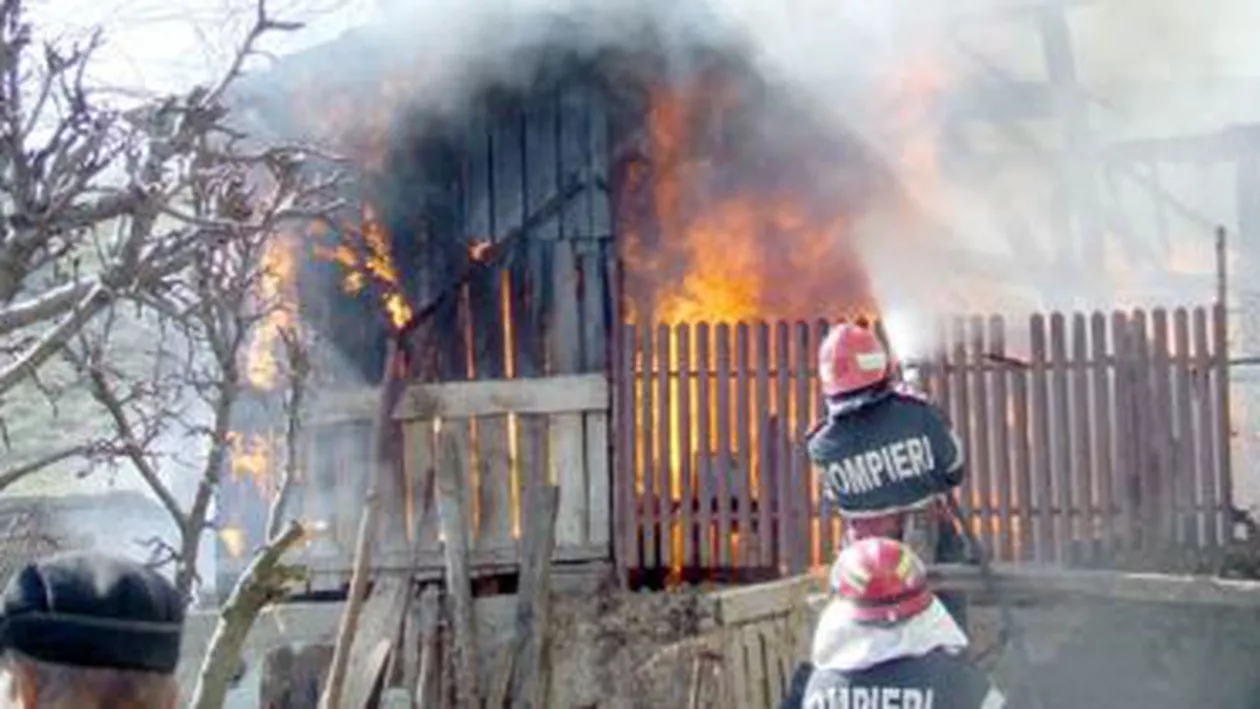 Un bărbat din Suceava a murit într-un incendiu, după ce ar fi adormit cu țigara aprinsă