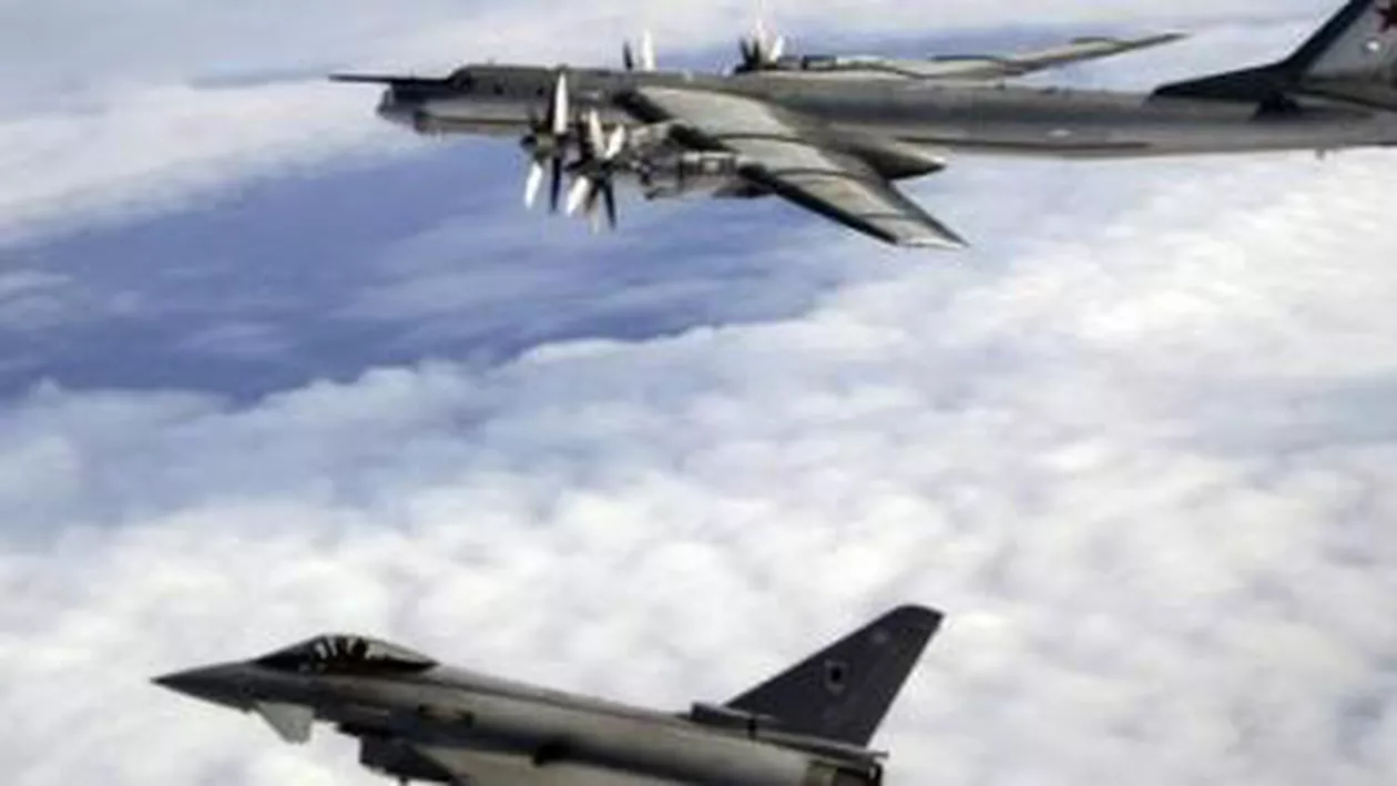 Bombardiere ruse, observate în apropierea spațiului aerian britanic