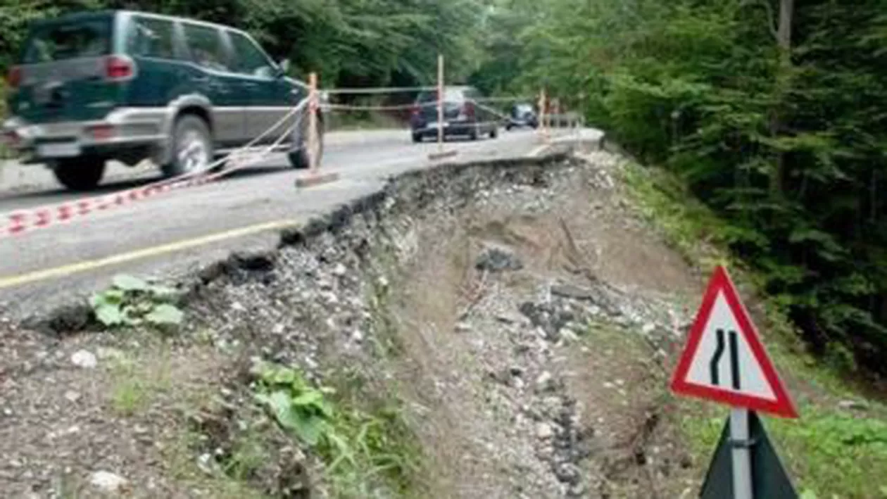 Zeci de familii din Râmnicu Vâlcea pot rămâne izolate, după ce un drum de la periferia municipiului s-a surpat