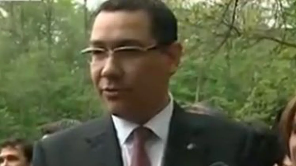 Victor Ponta, baie de mulțime la Mănăstirea Nucet, în prima zi din campania electorală (VIDEO)
