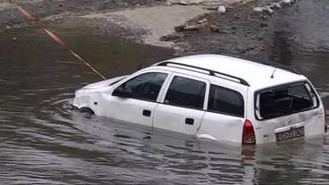 O mașină a plonjat în Olt: Două persoane au murit