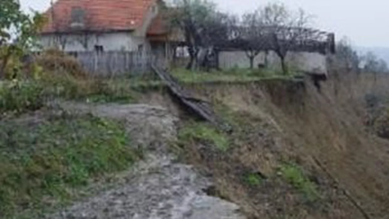 Noi alunecări de teren în Prahova: Cinci drumuri județene au fost afectate, iar structura de rezistență a unui pod a fost distrusă