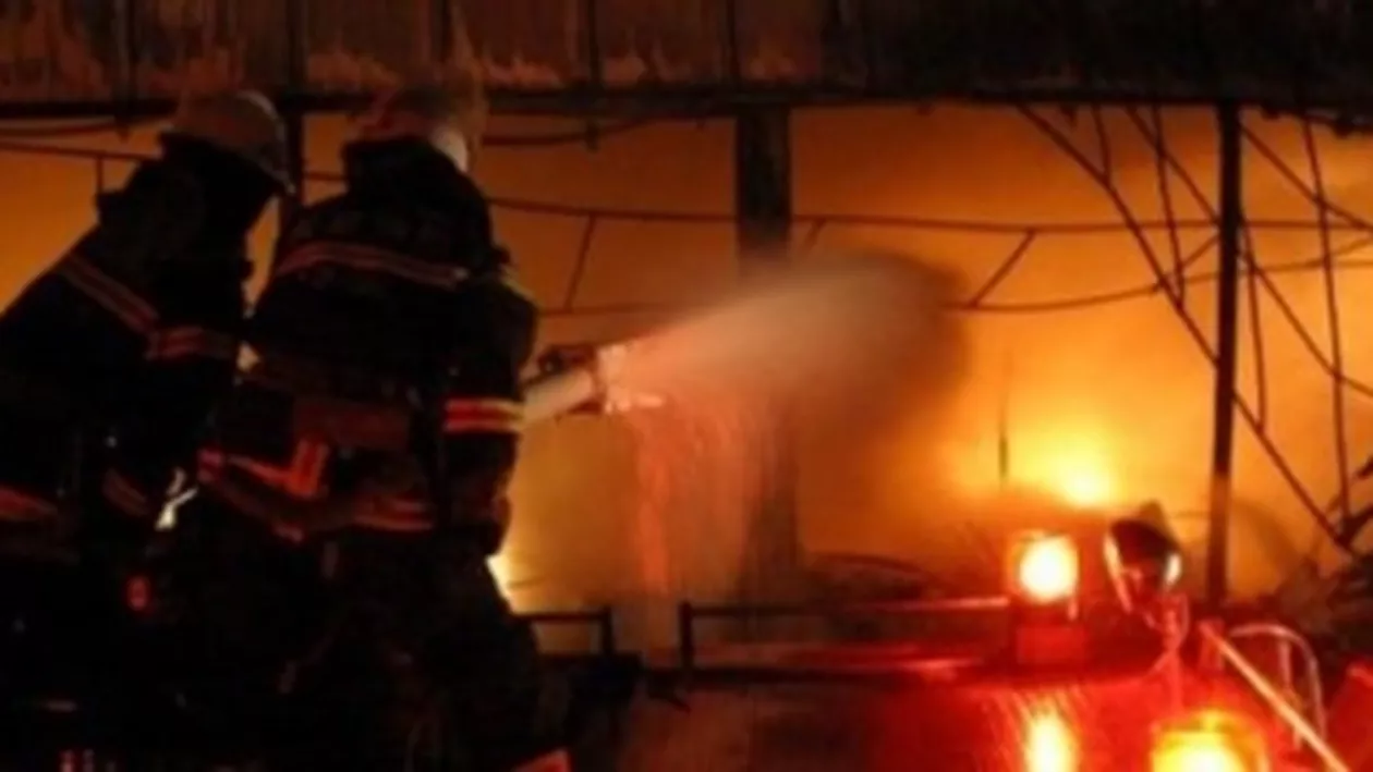 Incendiu puternic în centrul Clujului: O persoană a ajuns la spital cu arsuri la nivelul feței și mâinilor